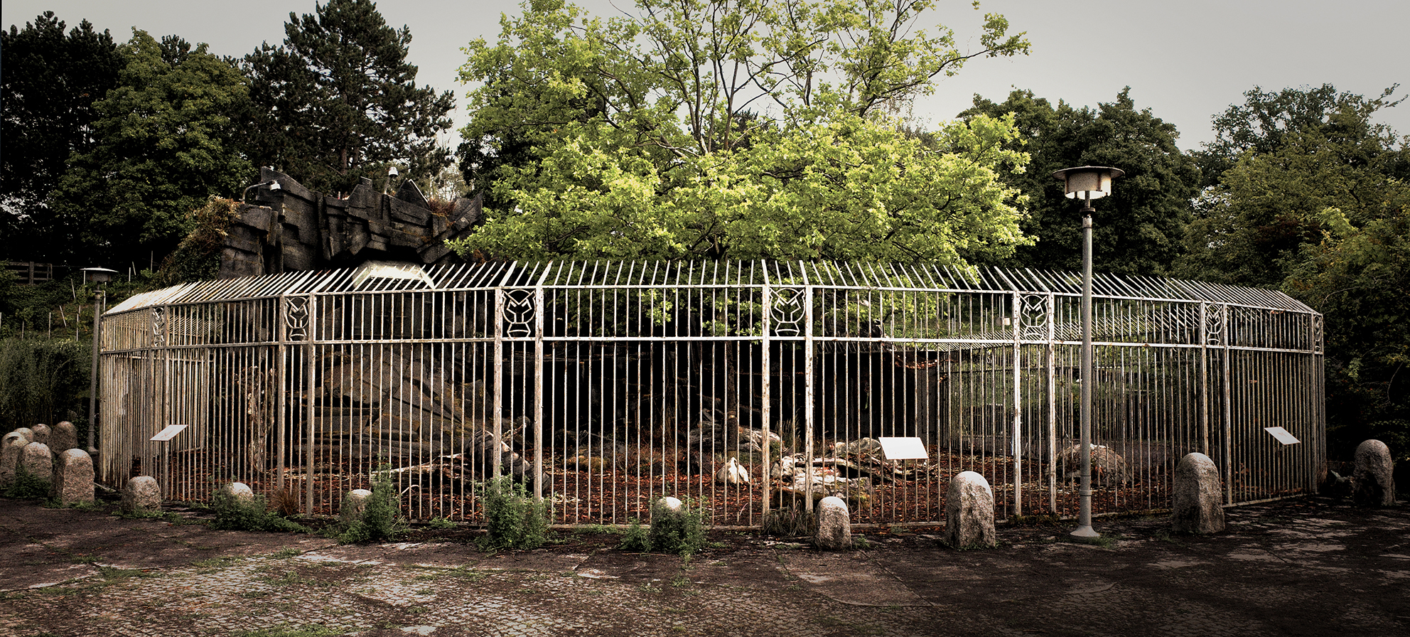 Exterior environment concept artwork of the zoo where the tributes are held before the games in a dirty, humiliating cage, The Hunger Games: The Ballad of Songbirds and Snakes